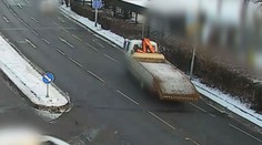 Řidič v Brně ztratil za jízdy dvoutunový náklad. Zastavil tím provoz