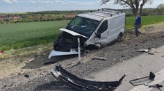 Na sjezdu D7 se čelně srazilo auto s dodávkou. Na místě je šest zraněných