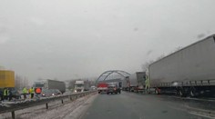 Kamera zachytila tragickou nehodu na D8. Auto vrazilo do kamionu, řidič zemřel