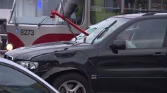Auto při nehodě prorazilo zábradlí, jeho část prošla předním sklem
