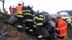 Řidič na Mostecku neudržel auto na silnici, na místě zemřel