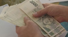 Pozor na podvodníky. Žena při prodeji kočárku přišla o statisíce korun