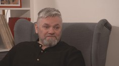 Zpěvák hitu Né, pětku né! se vrací na scénu. Plní přání zesnulého tatínka