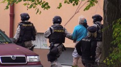 Zabarikádoval se a hrozil střelbou, muže dostala zásahovka! VIDEO