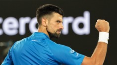 Bitvu titánů ovládl Djokovič. Srb i přes zdravotní problémy zdolal Alcaraze