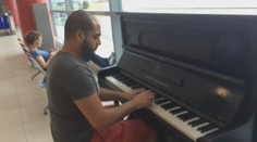 Podívejte se, jakou show ukázal v Praze na letišti tento pianista