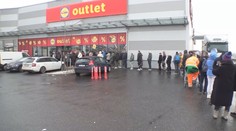 Outlet Lidlu ve Štěrboholech končí. Lidé tam stáli fronty a prali se o zboží