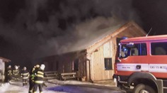 VIDEO: Hasiči bojovali s obřím požárem roubenky! Škoda je obrovská