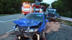 Děsivá nehoda u Kovalovic: Ženu museli z vozu vystříhat hasiči