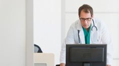 Stovky lékařů ze zahraničí u nás mají pracovat bez nutných dokladů