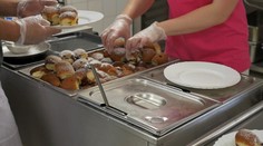 Stát platí 16 tisícům dětí obědy. Jejich rodiče se bez podpory neobejdou