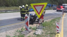 Dvojice motorkářů nabourala do osobního auta. Odvezl je vrtulník