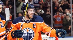 Král McDavid. Jako první dosáhl mety 100 bodů, zvládl to popáté v kariéře