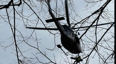 Na skále u Karlštejna zůstal viset zraněný muž. Musel přiletět vrtulník