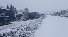 Naštvaný kamioňák stál několik hodin v koloně. Silničáři zaspali, stěžoval si