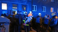 Hasiči z hořící ubytovny vynášeli děti v náručí, evakuovali 106 lidí