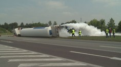 Cisterna se převrátila, v koloně za ní zemřel řidič kamionu