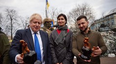Symbol ukrajinské odolnosti. Johnson a Zelenskyj dostali nečekaný dárek od kolemjdoucí