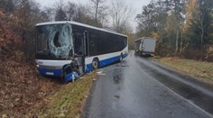 Zfetovaný řidič kamionu smetl ze silnice autobus, šofér se těžce zranil