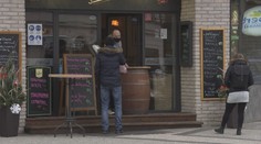 Dovnitř se nesmí, musí stačit okénko. Hospody statečně bojují o přežití