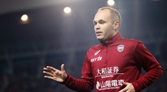 Iniesta se svou ženou proměnili populární tanec do fotbalové podoby