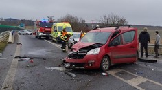 Srážka dvou aut zablokovala silnici u Loun. Dva lidé skončili v nemocnici
