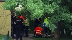 Tragédie v Praze: Žena vyskočila z okna, nikdo jí nedokázal pomoct