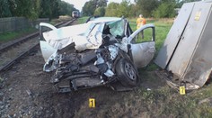 Řidič vjel na přejezd pod vlak, ten jej sešrotoval. Z auta pak sám vystoupil