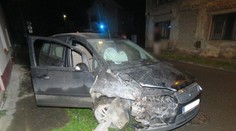 Školák si "půjčil" tátovo auto, vzápětí ho rozbil o dům! VIDEO