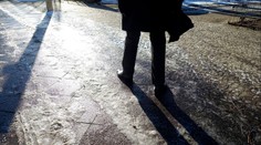 Padající sníh ze střech i kluzké chodníky. Experti řekli, kdo je za škody odpovědný