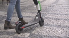 Strážníci kontrolují jezdce na elektrokoloběžkách. Rozdávají pokuty