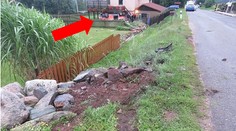 Řidič dodávky vylétl ze silnice na zahradu! 1 mrtvý, žena je zraněná