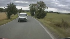 Neuvěřitelné prázdninové manévry. Řidiči mají problém udržet se na své straně silnice