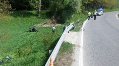 Motorkář trefil svodidla a vyletěl ze silnice, skončil v nemocnici