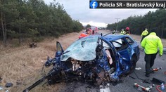 Tragédie na Slovensku! Po čelní srážce dvou aut zemřeli oba řidiči