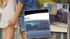 VIDEO: Pár si to rozdával na rohu ulice. Další žena za jízdy v autě