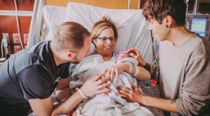 Žena porodila vlastní vnouče. Aby pomohla synovi, který je gay!