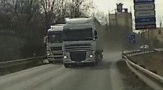 VIDEO: Kamion osobní auto minul jen těsně, policie našla řidiče