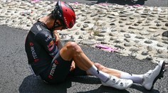 Bláznivý den na Tour. Cyklista si po pádu nahodil rameno, pak myslel, že vyhrál