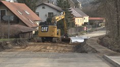 Obec Rozsochatec je rozkopaná už skoro rok. Místní jsou zoufalí