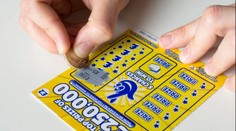 Opustila snoubence, aby se nedělila o výhru v loterii. Příběh má nečekaný konec