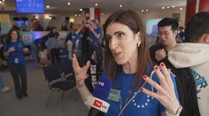 Čeština je pro tlumočníky EU oříšek. Valentina z Itálie prozradila, jaká slova jsou nejtěžší