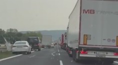 Hromadná nehoda na dvě hodiny uzavřela dálnici D5. Srazilo se tam sedm aut