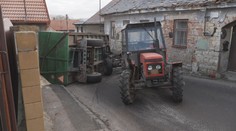 U Chrudimi se převrátil traktorový vlek. Zasypal dům krmnou směsí