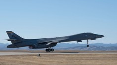 Na letecké základně v USA se zřítil bombardér B-1, posádka se stihla katapultovat