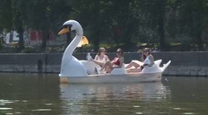 Vltava je přeplněná šlapadly! Opilí turisté na nich ohrožují větší lodě