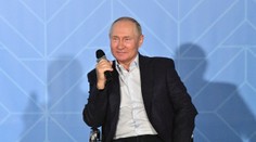 Divná chůze, cukání nohou a mumlání. Na nových záběrech Putin nevypadá dobře