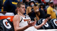 NBA potrestala hvězdu Jokiče. Ztráta nervů a strkanec ho budou stát miliony