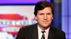 Kontroverzní moderátor Tucker Carlson končí. Televize se ho zbavila