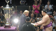 Trump s Melanií vyrazil na sumo, předal pohár! Něco tu ale nehrálo